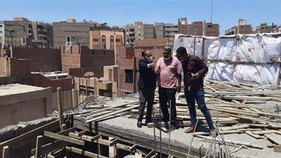 حملة لإزالة مخالفات البناء بحي شرق أسيوط | صور