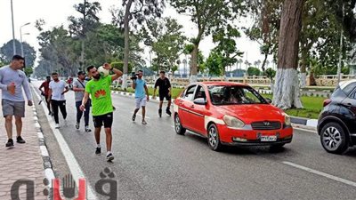 شاب بالإسماعيلية يسير ٧ كيلو مترات بكرة قدم دون إسقاطها لدخول 