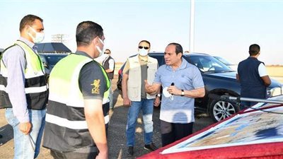 السيسي يتفقد مشروعات تطوير شبكة محاور وطرق الساحل الشمالي.. يوجه بأن تصبح شرايين حياة تتكامل مع المشروعات القومية الضخمة الجارية