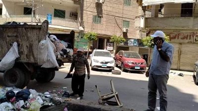 رئيس حي غرب المنصورة يدشن حملة نظافة مكبرة بكافة الشوارع والميادين