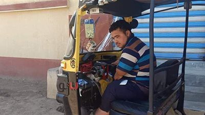 بث مباشر.. محمد الزيات يتحدى الإعاقة ويعمل سائق توكتوك للإنفاق على اسرته