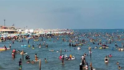 رغم ارتفاع درجات الحرارة.. إقبال متوسط على شواطئ رأس البر اليوم| صور