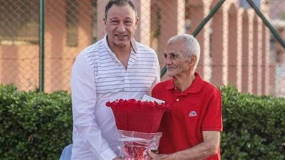 دوري أبطال إفريقيا | أقدم مشجع للأهلي في المغرب يهدي الخطيب بوكيه ورد