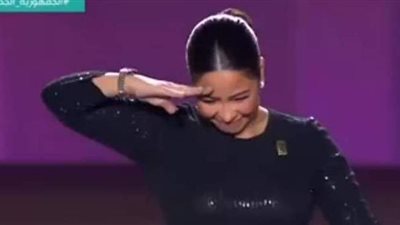 شيرين عبد الوهاب تؤدي التحية العسكرية أمام السيسي | فيديو