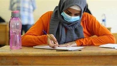 طلاب الثانوية العامة في مواجهة مادة الكيمياء.. المرور عبر بوابات التعقيم شرط الدخول في أسيوط.. والتعليم تكشف حقيقة تسريب المادة