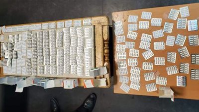 ضبط راكب حاول تهريب 1380 قرص مخدر بمطار القاهرة | صور