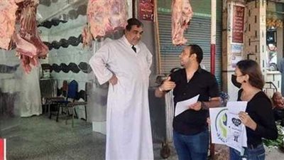 بمنطقة الجزارين بالجيزة.. توزيع لافتات لعدم إلقاء مخلفات الأضاحي في الصرف