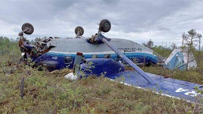 لحظات رعب عاشها 18 راكبا.. توقف محرك طائرة روسية انقلبت في أثناء هبوطها