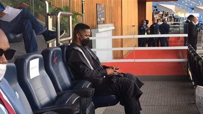 صامويل إيتو يحضر مباراة الأهلي وكايزر تشيفز