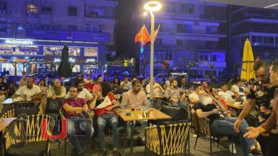 جماهير الأهلي تدعم فريقها من مقاهي مصر الجديدة | صور