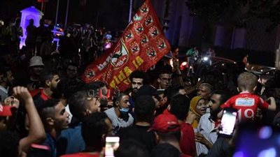 جماهير الأهلي تحتفل ببطولة أفريقيا في محيط نادي الجزيرة | صور