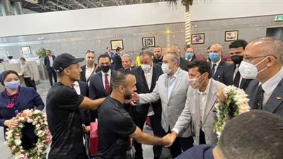 وزيرا الرياضة والطيران يستقبلان بعثة الأهلي بالورود في مطار القاهرة