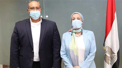 وزيرة البيئة تستقبل حاتم قنديل بطل مصر في التجديف