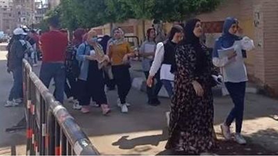 بث مباشر.. توافد طلاب الأدبي بالدقهلية على اللجان لأداء امتحان الفلسفة