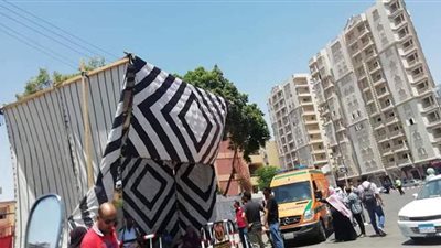 أولياء أمور طلاب الثانوية ينتظرون أبنائهم أمام اللجان في قنا | صور