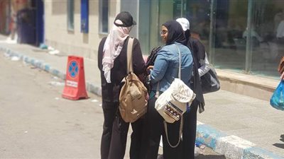 بث مباشر.. فرحة طالبات الثانوية العامة في مطروح بسهولة امتحان الفلسفة