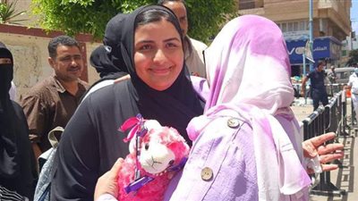 خروف وشوكولاتة.. أم تقدم هدية لابنتها عقب انتهاء امتحان الفلسفة بمطروح | فيديو