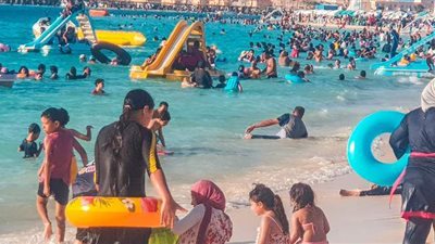 «جميلة والنظافة ممتازة».. شواطئ مطروح قبلة للمصطافين| فيديو