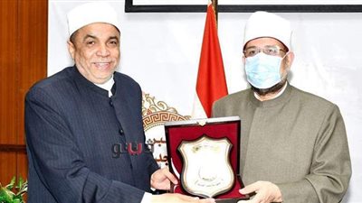 وزير الأوقاف يهدي الشيخ جابر طايع درع الوزارة لبلوغه سن المعاش | صور