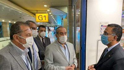 استعدادا لعيد الأضحى.. وزير الطيران يتفقد حركة التشغيل بمطار القاهرة