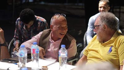 الفخراني وشريف دسوقي وإياد نصار في كواليس مسرحية 