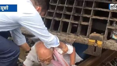 سحبوه من تحته بأعجوبة.. إنقاذ عجوز من الموت دهسا تحت عجلات قطار | فيديو