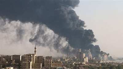 العراق يحترق.. النار تلتهم شارع الثقافة ودخان يتصاعد من قاعدة عسكرية | صور