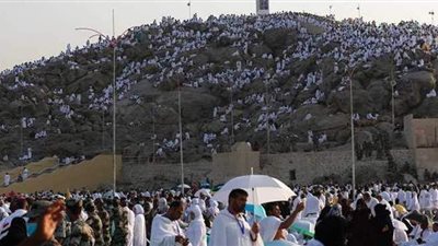 حجاج بيت الله يؤدون اليوم الركن الأعظم