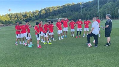 شوقي غريب يشرح للاعبي مصر نقاط القوة والضعف في المنتخب الإسباني