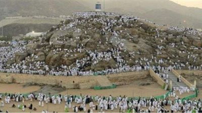 ضيوف الرحمن يتوافدون إلى صعيد عرفات لأداء ركن الحج الأعظم | فيديو وصور