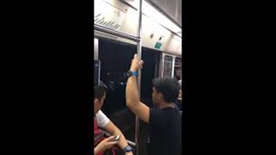 ركاب مترو يواجهون رحلة محفوفة بالمخاطر (فيديو)