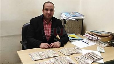 إحباط تهريب ١٠٠ألف جنيه داخل كيس ملوخية بمطار أسيوط (صور)