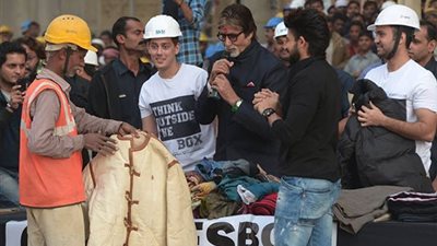 بالصور.. «أميتاب بتشان» يقود حملة للتبرع بالملابس القديمة للفقراء