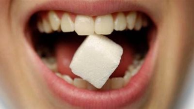 3 مخاطر كارثية يسببها الإفراط في تناول السكر