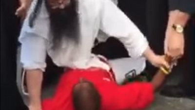 بالفيديو والصور.. رجل يعتدي على يهودي أمام كنيسة في أستراليا