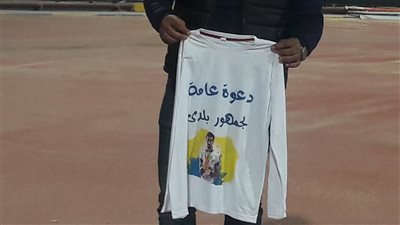 عواد يظهر بتى شيرت مكتوب عليه «دعوة عامة لحضور حفل زفافي» (صور)