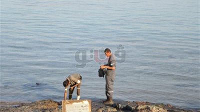«العامة للبترول» تشارك بمعداتها في إزالة بقعة زيت بشاطئ غارب (صور)