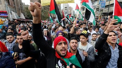 مئات الفلسطينيين يتظاهرون أمام السفارة الأمريكية في تل أبيب