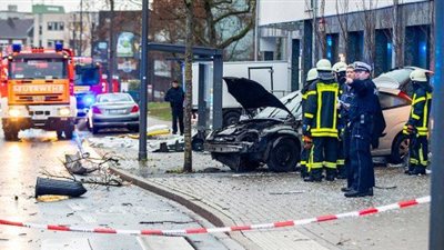 إصابة 10 أشخاص جراء اقتحام سيارة محطة حافلات في ألمانيا