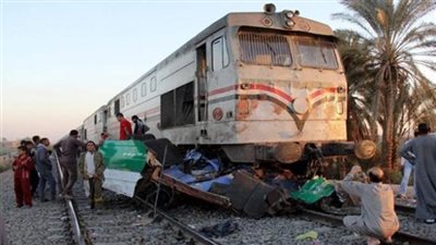 السكك الحديد ترفع عجلات الجرار الخارج عن القضبان بسوهاج