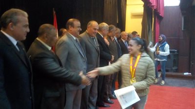 تكريم طالبتين لفوزهما ببطولة كأس العالم للكاراتيه (صور)