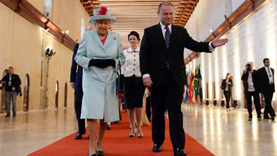 بالفيديو والصور.. الملكة إليزابيث تصل مالطا لحضور قمة الكومنولث