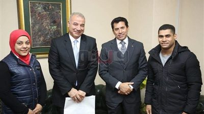 وزير الرياضة يلتقي بطلي رفع الأثقال لبحث مطالبهما وحل أزمة الرعاية