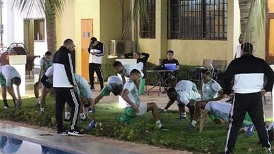 إيهاب جلال يتابع المران الاستشفائي للمصري بفندق الإقامة (صور)