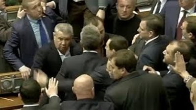 شجار في البرلمان الأوكراني بسبب ملصق يصف سياسيا بـ«عميل بوتين» (فيديو)