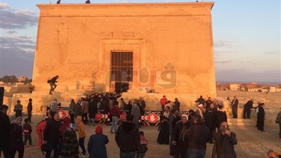 لحظة تعامد الشمس على قدس الأقداس بمعبد قصر قارون في الفيوم (فيديو وصور)