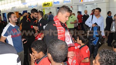 بالصور.. بعثة «الأهلي» تصل «دبي» لإقامة معسكر مغلق