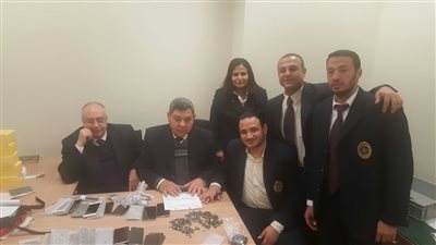 ضبط راكبين حاولا تهريب هواتف محمولة بنصف مليون جنيه بمطار القاهرة