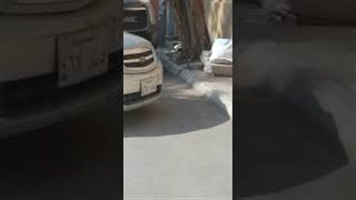 لحظة خطف شاب وإجباره على ركوب السيارة بالرياض (فيديو)