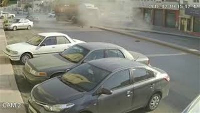 لحظة تصادم شاحنة بسيارة بسبب قطع إشارة المرور (فيديو)